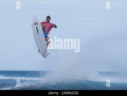 Tahiti, Französisch-Polynesien. Juli 2024. Kauli Vaast aus Frankreich tritt am 28. Juli 2024 bei den Olympischen Spielen 2024 in Teahupo'o, Tahiti, in Französisch-Polynesien an. Quelle: Ma Ping/Xinhua/Alamy Live News Stockfoto