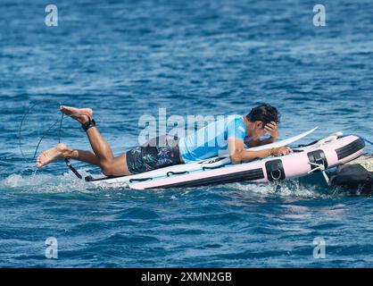 Tahiti, Französisch-Polynesien. Juli 2024. Rio Waida aus Indonesien reagiert auf die Surferhitze der Männer bei den Olympischen Spielen 2024 in Teahupo'o, Tahiti, Französisch-Polynesien, am 28. Juli 2024. Quelle: Ma Ping/Xinhua/Alamy Live News Stockfoto