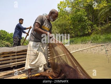 Bangladeschische Fischer verwenden Otter, um in den Sundarbans, Khulna Division, Narail Sadar, Bangladesch zu fischen Stockfoto