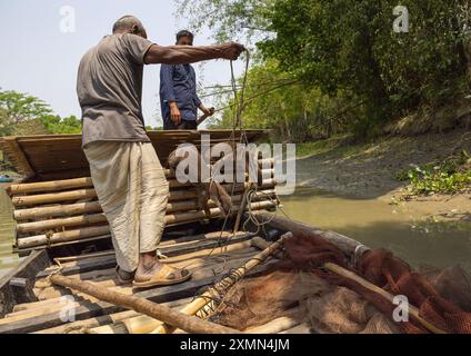 Bangladeschische Fischer verwenden Otter, um in den Sundarbans, Khulna Division, Narail Sadar, Bangladesch zu fischen Stockfoto