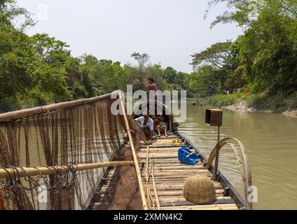 Bangladeschische Fischer verwenden Otter, um in den Sundarbans, Khulna Division, Narail Sadar, Bangladesch zu fischen Stockfoto