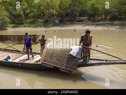 Bangladeschische Fischer verwenden Otter, um in den Sundarbans, Khulna Division, Narail Sadar, Bangladesch zu fischen Stockfoto