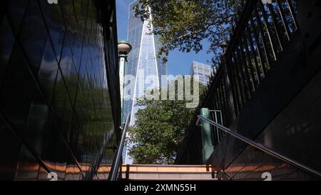 New York U-Bahn-Globus, U-Bahn-Lampe. Metropolitan Eingangstreppe, Manhattan. World Trade Center Tower, WTC und Oculus im Finanzviertel der Innenstadt. Öffentliche Verkehrsmittel, Treppe. Stockfoto