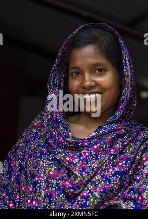 Porträt einer lächelnden verschleierten jungen Frau, Khulna Division, Shyamnagar, Bangladesch Stockfoto