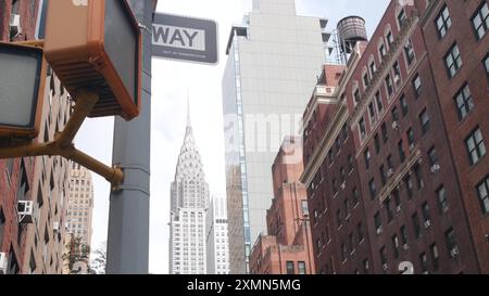 Kreuzung New York City, Kreuzung Lexington Street Straßenschilder. Chrysler Building, Midtown District, NYC, USA. Hochhausarchitektur, Straßenschild in eine Richtung, Ampel Stockfoto