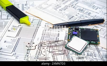 Elektronische Komponenten und Werkzeuge auf einem technischen Plan für die Leiterplattenkonstruktion. Stockfoto
