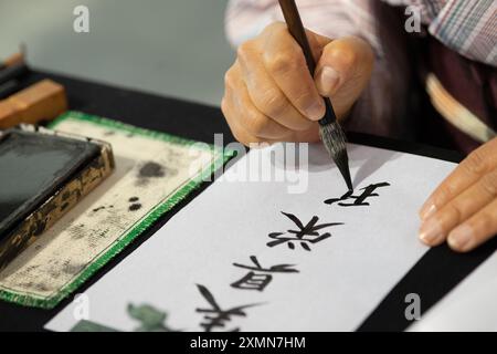 Frau Schreibt Japanische Figuren Stockfoto