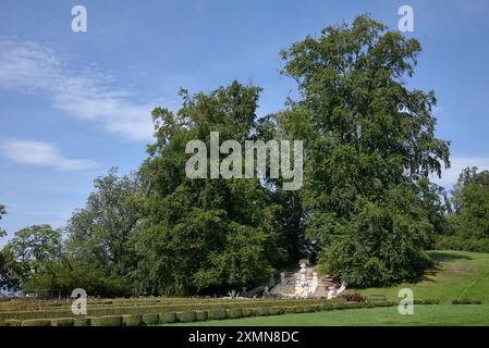 Gärten des historischen Schlosses Hluboka nad Vltavou in Südböhmen, eines der berühmtesten und besuchtesten Schlösser in Tschechien, am 28. Juli Stockfoto