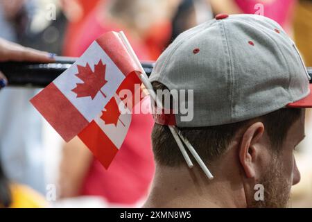 Nahaufnahme einer Person, die einen Hut mit kanadischen Fahnen trägt Stockfoto