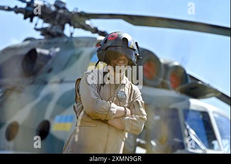 UKRAINE - 11. JULI 2024 - Ein Flugingenieur steht bei einem Mi-8MSB-V Sturmtransporthubschrauber der 16. Brody Separate Army Aviation Brigade in der Ukraine. Stockfoto