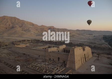 Heißluftballons Über Medinet Habu, Luxor, Ägypten Stockfoto