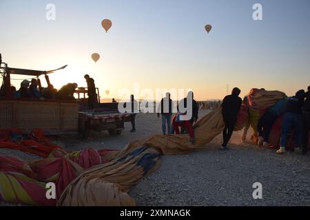 Vorbereitung des Morgenballons: Vorbereitung für einen Wüstensonnenaufgang, Ägypten Stockfoto
