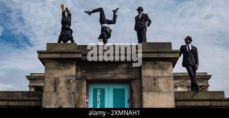 Calton Hill, Edinburgh, Schottland, Vereinigtes Königreich, 29. Juli 2024, Edinburgh Festival Fringe: Black Blues Brothers Akrobaten zeigen ihre sportlichen Fähigkeiten in akrobatischen Stunts. Quelle: Sally Anderson/Alamy Live News Stockfoto