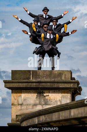 Calton Hill, Edinburgh, Schottland, Vereinigtes Königreich, 29. Juli 2024, Edinburgh Festival Fringe: Black Blues Brothers Akrobaten zeigen ihre sportlichen Fähigkeiten in akrobatischen Stunts. Quelle: Sally Anderson/Alamy Live News Stockfoto