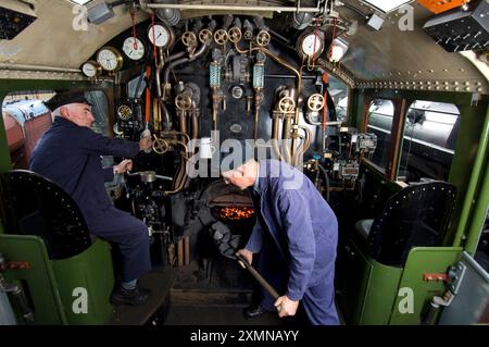 Im Fahrerhaus der neuesten britischen Lokomotive, die Geschwindigkeits- und Bremsprüfungen unterzogen wird. 60163 Tornado ist die erste Dampflok, die seit 50 Jahren gebaut wurde, und der Fahrer Cliff Perry und der Feuerwehrmann Peter Buckley machen sie auf der Great Central Railway zwischen Loughborough und Leicester auf Herz und Nieren. 2008 Stockfoto