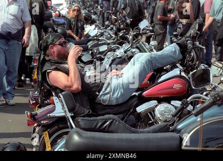 Das Ace Cafe Bikers' Wiedersehen an der Küste von Brighton. Viele der Biker waren Rockers, die 30 Jahre zuvor an einer legendären Schlacht mit Mods an der Küste teilnahmen. Das Ace Cafe im Norden Londons war ihr Treffpunkt. In den 1960er Jahren war Brighton das beliebteste Ziel für einen Tag und einen Auftakt für Mods und Rockers. 1. September 1996 Bild von Roger Bamber Stockfoto