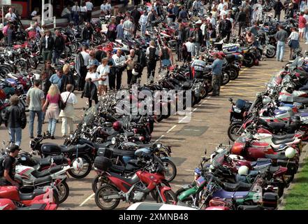 Das Ace Cafe Bikers' Wiedersehen an der Küste von Brighton. Viele der Biker waren Rockers, die 30 Jahre zuvor an einer legendären Schlacht mit Mods an der Küste teilnahmen. Das Ace Cafe im Norden Londons war ihr Treffpunkt. In den 1960er Jahren war Brighton das beliebteste Ziel für einen Tag und einen Auftakt für Mods und Rockers. 1. September 1996 Bild von Roger Bamber Stockfoto