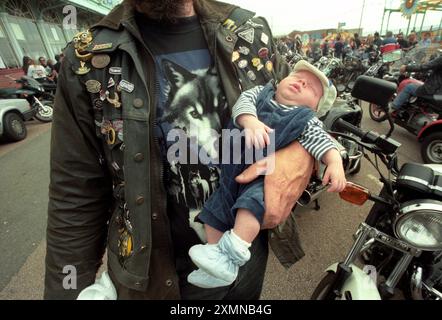 Das Ace Cafe Bikers' Wiedersehen an der Küste von Brighton. Viele der Biker waren Rockers, die 30 Jahre zuvor an einer legendären Schlacht mit Mods an der Küste teilnahmen. Das Ace Cafe im Norden Londons war ihr Treffpunkt. In den 1960er Jahren war Brighton das beliebteste Ziel für einen Tag und einen Auftakt für Mods und Rockers. 1. September 1996 Bild von Roger Bamber Stockfoto