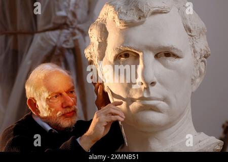 Foto von Roger Bamber. 16. Februar 2006. Der Bildhauer Philip Jackson arbeitet in seinem Studio in Midhurst, Sussex, an dem Gips des Kopfes von Bobby Moores Statue aus der Gießerei. Die sich daraus ergebende 20 m hohe, zwei Tonnen schwere Bronzestatue des Helden der Weltmeisterschaft 1966 wurde für das neue Wembley-Stadion in Auftrag gegeben und wird im Mai enthüllt. Weitere Informationen erhalten Sie unter 0208 795 9754 bei Lucy Robinson Wembley PR Stockfoto