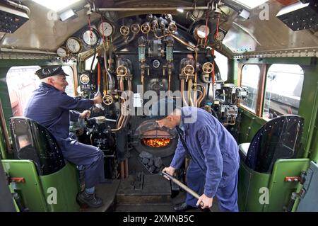 Foto von Roger Bamber: 15. Oktober 2008: In der Kabine der neuesten britischen Lokomotive, die diese Woche Geschwindigkeits- und Bremsprüfungen durchläuft. 60163 Tornado ist die erste Dampflokomotive, die seit 50 Jahren gebaut wurde, und hier werden Cliff Perry und Feuerwehrmann Peter Buckley sie auf der Great Central Railway zwischen Loughborough und Leicester auf Herz und Nieren fahren. Der Bau einer Dampflokomotive der Peppercorn-Klasse A1 Pacific dauerte 18 Jahre und £3 Millionen, die alle durch Spenden gesammelt wurden. Stockfoto