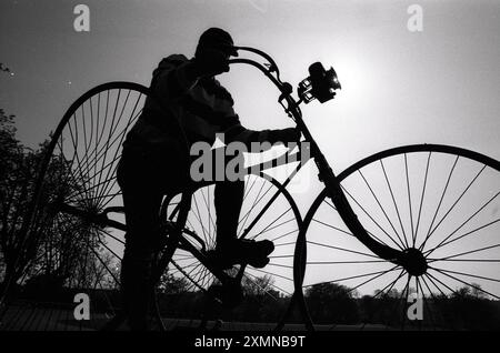 Terry Tyhurst, aus Newhaven, Sussex, Mitglied des Veteranen-Fahrradclubs. Er war dabei, sein Vintage-Singer-Dreirad aus dem Jahr 1888 auf der Rennradstrecke in Brighton auf Herz und Nieren zu setzen, um sich auf eine Veteran Bike Challenge auf der Route der Tour de France vorzubereiten. 24. April 1994 Bild von Roger Bamber Stockfoto