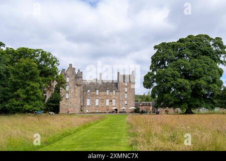 Pittenweem, Schottland, Großbritannien - 13. Juli 2024: Die Ausstellung der Marke Kellie Castle stammt aus dem 14. Jahrhundert und wurde vor dem Ruin gerettet Stockfoto