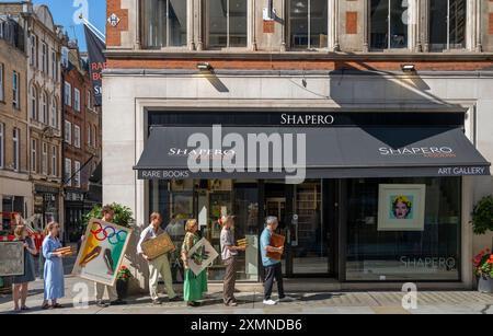 New Bond Street, London, Großbritannien. Juli 2024. Shapero Rare Books eröffnen ein neues und größeres Flagship-Geschäft in der 94 New Bond Street, auf dem Bild sind Mitarbeiter, die einige letzte Ware aus dem ursprünglichen Geschäft weiter unten in der New Bond Street bewegen. Shapero ist der einzige Buchhändler in dieser exklusiven Mayfair Street. Quelle: Malcolm Park/Alamy Live News Stockfoto