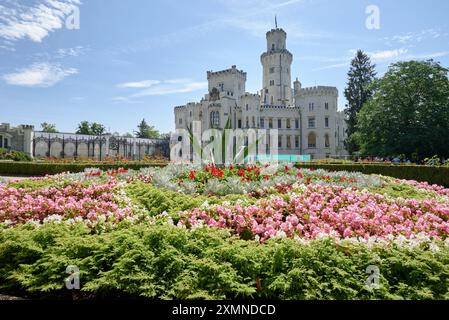 Hluboka historische Burg in Hluboka nad Vltavou in Südböhmen, eine der berühmtesten und besuchtesten Schlösser in Tschechien, am 28. Juli 2024 Stockfoto