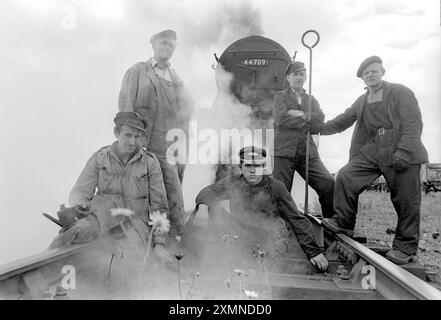 Fünf Eisenbahner, deren Arbeitsplätze mit dem Ende der Dampflokomotiven auf britischen Eisenbahnen verschwanden, fotografiert in der letzten Dampfwoche im August 1968. Sie sind mit ihrem Motor, Sir William Stanier, Klasse 5 44709. Es war in Carnforth, Lancs, Lancashire, England, Großbritannien, Großbritannien. Sie sind rechts: Kesselwaschanlage Norman Wilson, Feuerlöscher John Cottier, Bar Lad Tommy Longstaff, Fahrer Joe Harrison und Dampfraiser Fred Scott. 10. August 1968 Foto von Roger Bamber Stockfoto