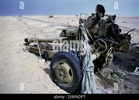 4. März 1991 eine irakische Armee schleppte sowjetische 122-mm-Howitzer 2A18 (D-30), die in der Wüste verlassen wurde, als die Iraker nach Norden flohen, zurück in den Irak. Stockfoto