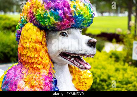 Farbenfroher Pudel des Künstlers Tomas Florez, Dogs and Cats Walkway and Sculpture Gardens, Maurice A Ferre Park, Miami, Florida, USA Stockfoto