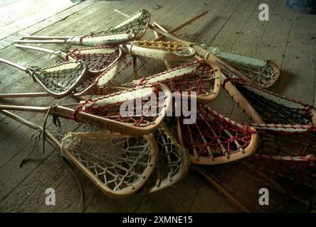 Lacrosse-Ausrüstung im Sportpavillon in Roedean private gebührenpflichtige Schule für Mädchen in der Nähe von Brighton, East Sussex 18 Februar 2000 Bild von Roger Bamber Stockfoto