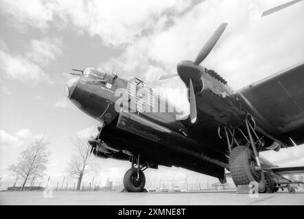 Lancaster Bomber Mk3 PA474 „City of Lincoln“, erbaut 1945, war es in R.A.F. Coningsby, Lincolnshire. Es war Teil des Battle of Britain Memorial Flight und dieses spezielle Flugzeug war und ist 2022 einer von nur zwei flugfähigen Lancastern, die auf der Welt am 28. April 1992 übrig geblieben sind Stockfoto