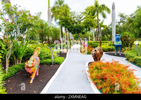 Farbenfrohe Skulpturen im Dogs and Cats Walkway and Sculpture Gardens, Maurice A Ferre Park, Miami, Florida, USA Stockfoto