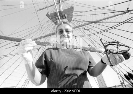 Ein einzigartiges Tudor-Schwert mit Korbhügel aus dem Wrack der Mary Rose, die 1545 vor Portsmouth sank. Dr. Margaret Rule, die Archäologin, die 1982 die Aufzucht der Mary Rose leitete, zeigt sie, nachdem sie 400 Jahre auf dem Meeresboden verbracht hatte, gefolgt von weiteren 13 Jahren in einem Tank mit alkalischer Lösung, um sie zu erhalten. Es wurde endlich zum ersten Mal öffentlich gezeigt. Eine Nachbildung wurde dem Prince of Wales am 17. November 1995 überreicht Stockfoto