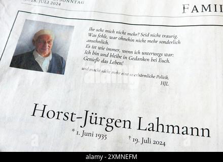 Todesanzeige für den Bremer FDP-Politiker Horst-Jürgen Lahmann mit Foto des Verstorbenen im Weser-Kurier Bremen vom 27. Juli 2024. Die Annonce beginnt mit Abschiedsworten des Sterbenden und einem Appell, der sich wohl vor allem an den rot-grün-roten Senat unter Bürgermeister Andreas Bovenschulte SPD richtet: Und macht nicht mehr eine so erbärmliche Politik. - Der Jurist Lahmann, gebürtiger Ostfriese, war von 1974 bis 1984 Bremer FDP-Landesvorsitzender, von 1977 bis 1984 Mitglied im FDP-Bundespräsidium, von 1971 bis 1983 Bürgerschaftsabgeordneter und von 1975 bis 1983 Fraktionsvorsitzender. Von Stockfoto