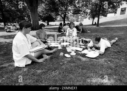 Studenten der Sussex University nehmen an einer Summer School auf dem Rasen des Campus der Universität in Falmer, Brighton, 21. Juli 1995 Teil Bild von Roger Bamber Stockfoto