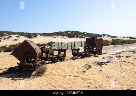 Verrostete Bergbauausrüstung am Desert Beach Stockfoto