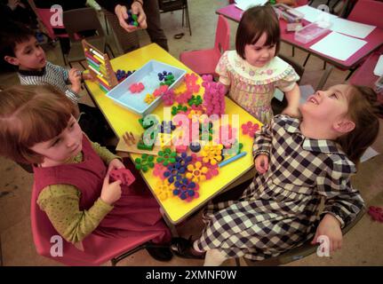 Vorschulkinder in einer Spielgruppe in Surrey, England. UK 3. März 1998 Bild von Roger Bamber Stockfoto