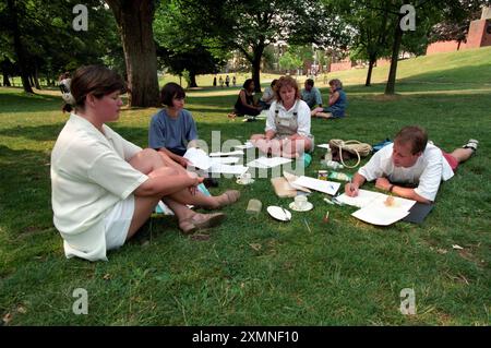 Studenten der Sussex University nehmen an einer Summer School auf dem Rasen des Campus der Universität in Falmer, Brighton, 21. Juli 1995 Teil Bild von Roger Bamber Stockfoto