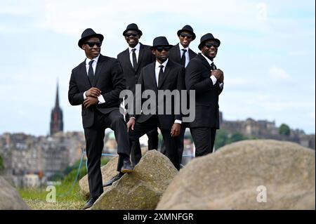 Edinburgh, Schottland, Großbritannien. Juli 2024. Edinburgh Fringe: Die Zirkusshow der Black Blues Brothers auf dem Calton Hill mit der Kulisse des Schlosses von Edinburgh und der Dächer der Stadt. Die Black Blues Brothers zeigen ihre akrobatischen Fähigkeiten und bringen ihre Flips, Tricks, Feuerlimbo, menschliche Pyramiden, urkomische Gags und Tanzroutinen an den Rand von Edinburgh. Vorstellung in den Versammlungsräumen, Veranstaltungsort 20 vom 1. August Quelle: Craig Brown/Alamy Live News Stockfoto