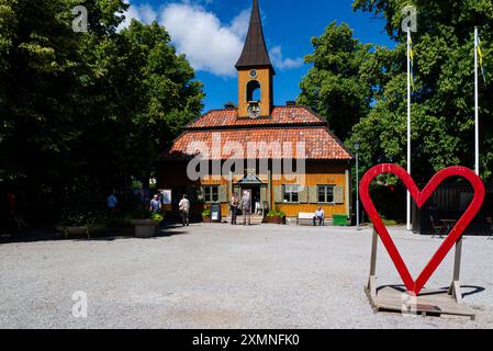 Das Rathaus von Sigtuna auf dem Torget-Platz von Stora das kleinste Rathaus Schwedens, das im 18. Jahrhundert erbaut wurde, beherbergte sowohl die ratskammer als auch das Gefängnis, das heute Teil des Museums ist Stockfoto