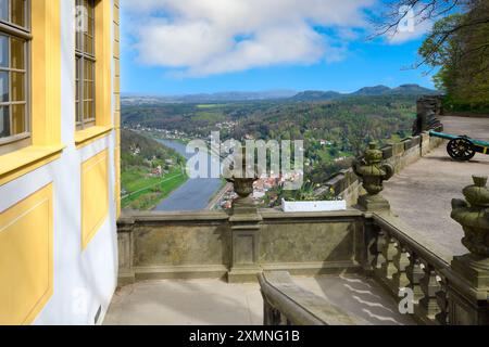 Festung Königstein auf dem Elbsandsteingebirge, Blick über die Elbe vom Aussichtsturm Schloss Friedrich, Königstein, Sachsen, Stockfoto