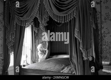 Queen Victoria's Bed im Royal Pavilion, Brighton My Lady's Chamber ..... Die Konservatorin Janet Bough verleiht dem Himmelbett von Queen Victoria , das mit sechs Matratzen ausgestattet ist , den letzten Schliff und ist bereit für die Eröffnung der neu restaurierten Queen Victoria Apartments am 22 . Juni 1991 . Die seit 1985 geschlossenen Wohnungen wurden in ihrem ursprünglichen Glanz restauriert, obwohl sie das Gebäude hasste, als Teil eines 10-jährigen Restaurierungsprogramms. Die sechs Matratzen machen das kunstvoll gestaltete Bett mit Quasten vier Meter hoch, was der Queen Victoria eine 1,5m große Größe gegeben haben muss Stockfoto