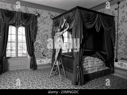 Queen Victoria's Bed im Royal Pavilion, Brighton My Lady's Chamber ..... Die Konservatorin Janet Bough verleiht dem Himmelbett von Queen Victoria , das mit sechs Matratzen ausgestattet ist , den letzten Schliff und ist bereit für die Eröffnung der neu restaurierten Queen Victoria Apartments am 22 . Juni 1991 . Die seit 1985 geschlossenen Wohnungen wurden in ihrem ursprünglichen Glanz restauriert, obwohl sie das Gebäude hasste, als Teil eines 10-jährigen Restaurierungsprogramms. Die sechs Matratzen machen das kunstvoll gestaltete Bett mit Quasten vier Meter hoch, was der Queen Victoria eine 1,5m große Größe gegeben haben muss Stockfoto