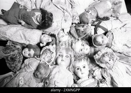 Eine Sammlung von Puppen mit porzellanköpfen aus dem inzwischen geschlossenen National Toy Museum in Rottingdean, Sussex. Foto von Roger Bamber Stockfoto