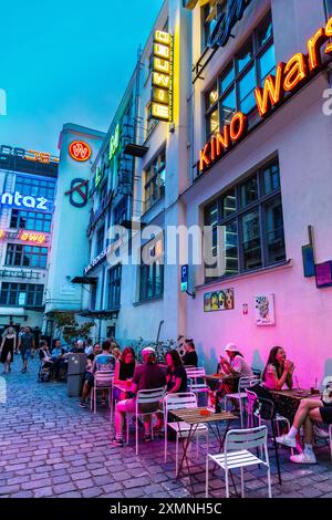 Menschen, die al frecso trinken, in der Neon Side Gallery mit historischen Retro-Neonschildern in Breslau, Polen Stockfoto