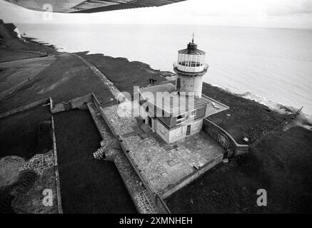 Zimmer mit Blick Belle Tout Leuchtturm am Beachy Head in der Nähe von Eastbourne, Sussex, wurde 1834 erbaut. Die Erosion der Kreidefelsen bedeutete, dass sie 1999 verlegt werden musste. Dies war Teil einer Funktion, die als Gästehaus eröffnet wurde, trotz der abfallenden Klippen. 18. November 1994 Bild von Roger Bamber Stockfoto