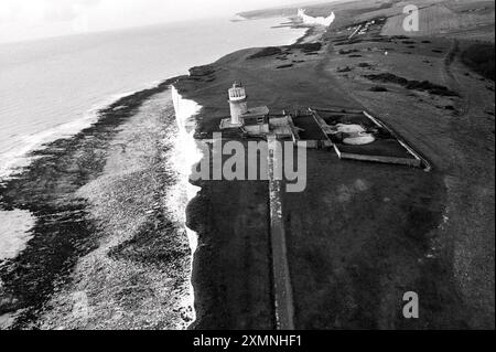 Zimmer mit Blick Belle Tout Leuchtturm am Beachy Head in der Nähe von Eastbourne, Sussex, wurde 1834 erbaut. Die Erosion der Kreidefelsen bedeutete, dass sie 1999 verlegt werden musste. Dies war Teil einer Funktion, die als Gästehaus eröffnet wurde, trotz der abfallenden Klippen. 18. November 1994 Bild von Roger Bamber Stockfoto