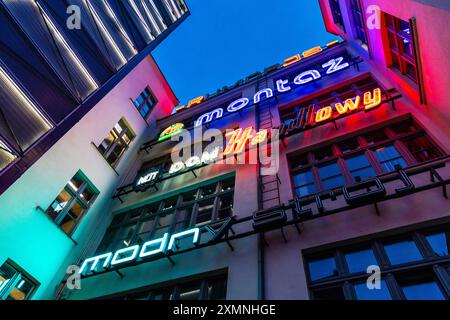 Neon Side Gallery mit historischen Neonschildern im Retro-Stil, Breslau, Polen Stockfoto